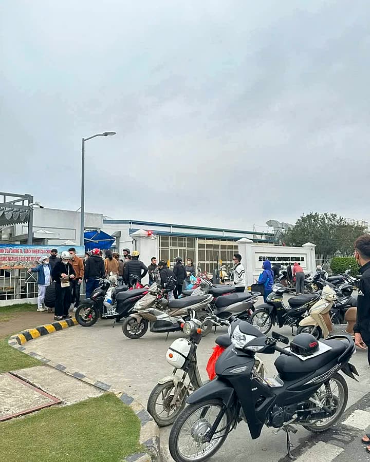 Khu để xe trước cổng nhà máy SEI