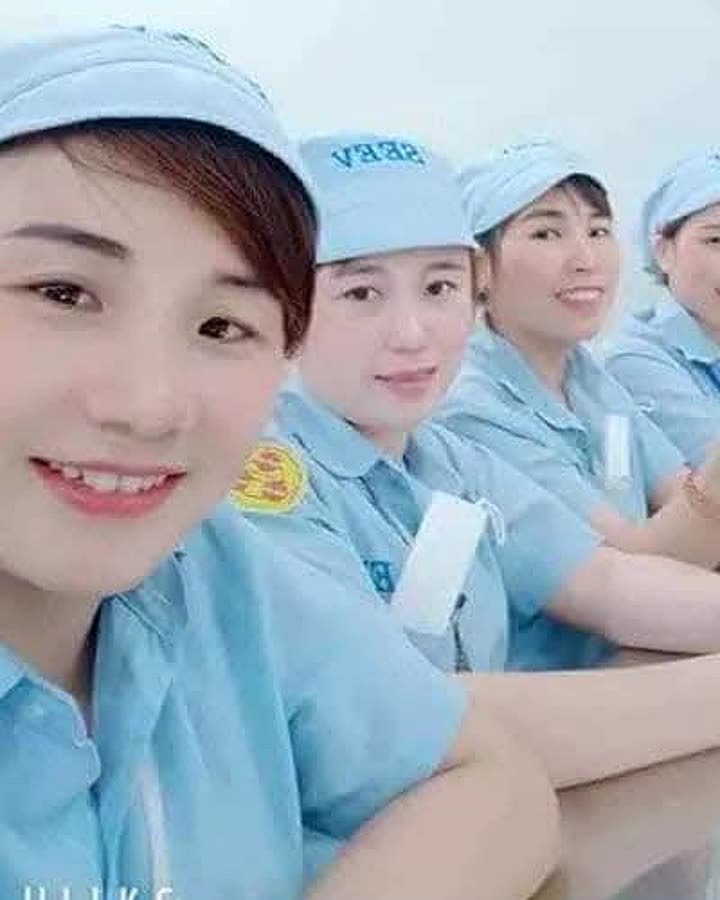 Nhóm công nhân SEI tươi cười