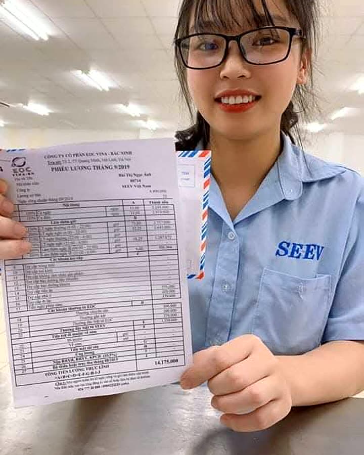 Công nhân SEI cầm phiếu lương